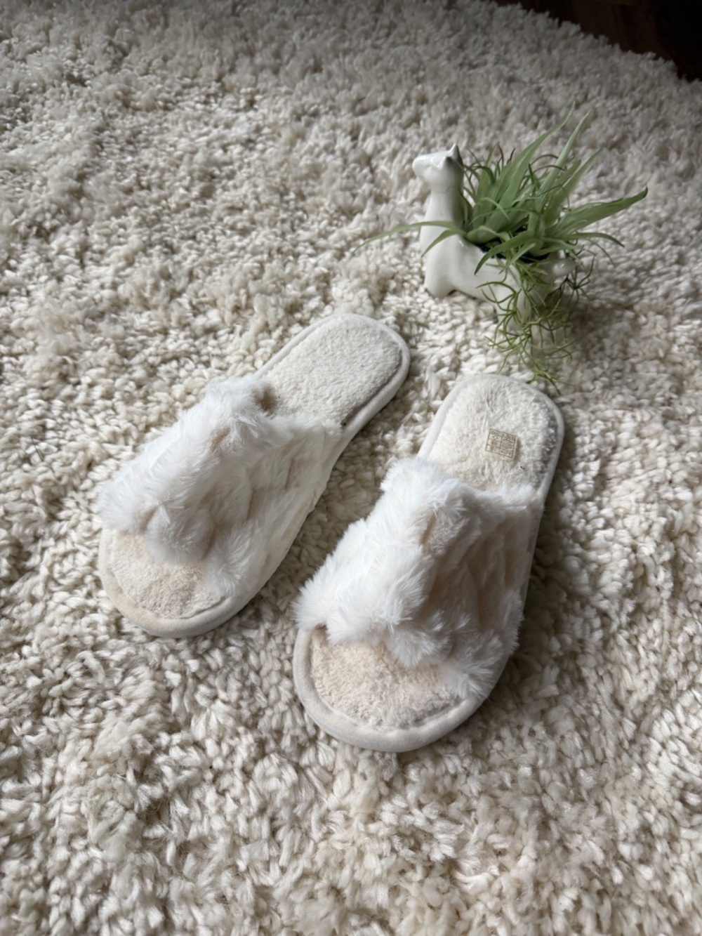 Soft cream faux-fur slide Plush Cream Faux-Fur Slide Slippers — Women's Slip-On - Picture 3 of 6